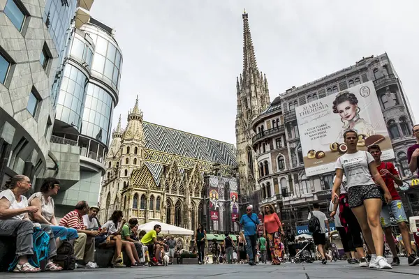 St. Stephen Katedrali ve Viyana 'daki turizm merkezi. — Stok fotoğraf