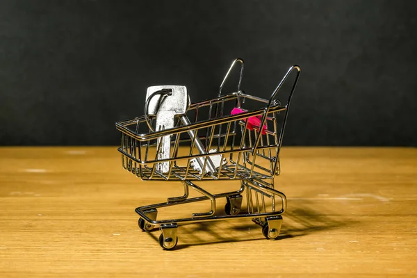 Ramo Llaves Carrito Comestibles Miniatura Sobre Una Superficie Madera Sobre —  Fotos de Stock