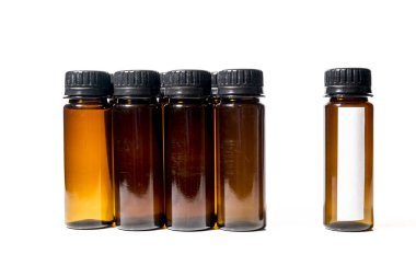 Beyaz arka planda kapağı olan birkaç tıbbi test tüpü.