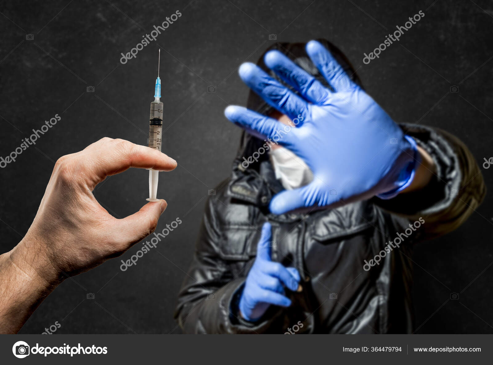 一个拿着注射器的医生要给一个反对注射的人打一针 图库照片 C Toshket 一个拿着注射器的医生要给一个反对注射的人打一针 图库照片 C Toshket