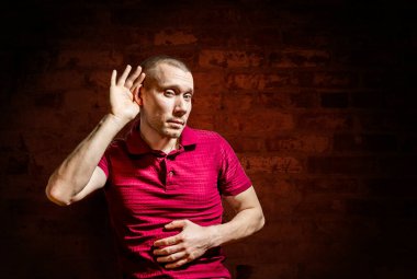 Meraklı genç adam elini kulağına koydu ve sırrı dinledi. Dedikodu ve söylenti kavramı.