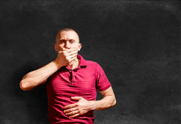 Hombre Puso Mano Sobre Boca Sobre Fondo Una Pizarra —  Fotos de Stock