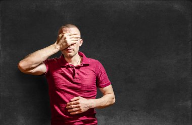 Adam elini karatahtanın arka planına koydu.