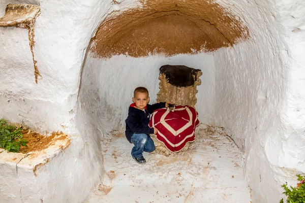 Matmata Tunisia May 2013 Boy Underground Home Troglodytes Indigenous Peoples — стоковое фото