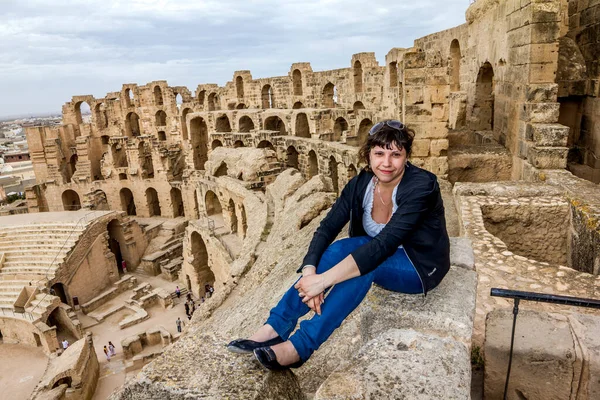 Jam Tunisia May 2013 Girl Poses Backdrop Roman Amphitheater City — Stock Photo, Image