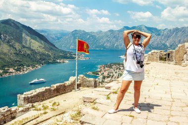 Kotor.Montenegro.5 Haziran 2015. Güneşli bir yaz gününde Karadağ 'daki Kotor kalesinin yüksek platformunda bir kız..