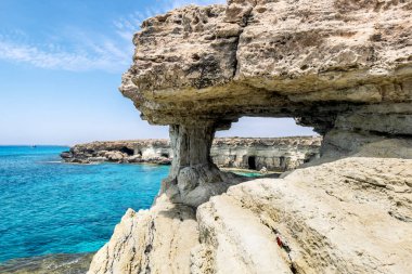 Cape Greco.Cyprus.25 Mayıs 2016. Cape Greco 'daki deniz ve kaya kemeri. .