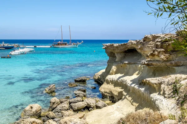 Protaras, Kıbrıs, 20 Mayıs 2016. Protaras 'taki tatil beldesinde deniz ve kayalık plajlar.