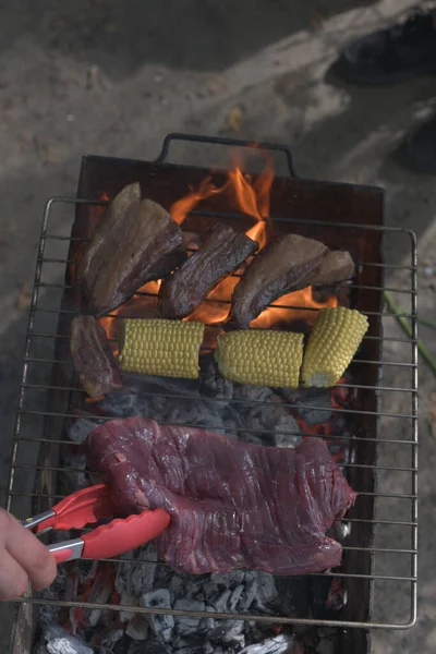 Skert Steak Machete είναι ένα από τα πιο νόστιμα και ασυνήθιστα μπριζόλες. Κόπηκε από το διάφραγμα. Καλαμπόκι — Φωτογραφία Αρχείου