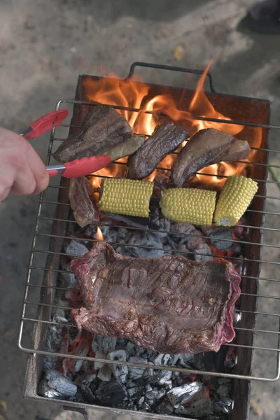 Skert Steak Machete es uno de los filetes más deliciosos e inusuales. Se corta del diafragma. Cocinar maíz —  Fotos de Stock