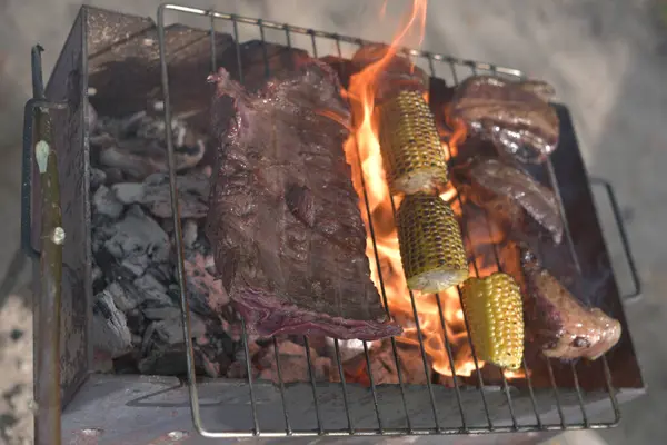 녹슨 스테이크 칼은 가장 맛 이 좋고 특이 한 스테이크중 하나 이다. 그것은 횡격막에서 절단되었다. 옥수수 요리 — 스톡 사진