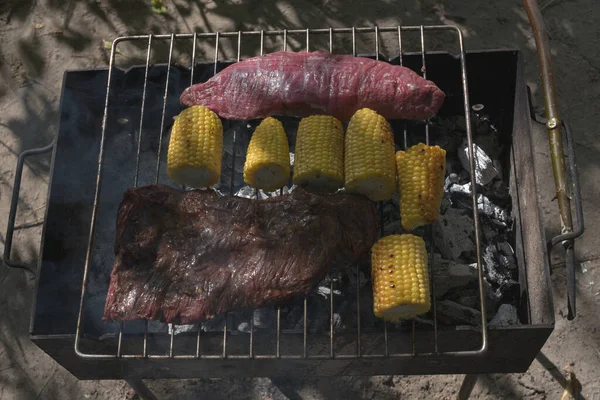 Skert Steak Machete είναι ένα από τα πιο νόστιμα και ασυνήθιστα μπριζόλες. Κόπηκε από το διάφραγμα. Καλαμπόκι — Φωτογραφία Αρχείου