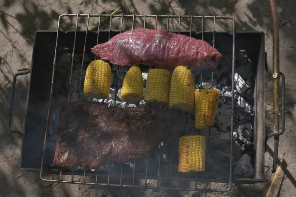 Skert Steak Machete è una delle bistecche più deliziose e insolite. È tagliato dal diaframma. Cucinare il mais — Foto Stock