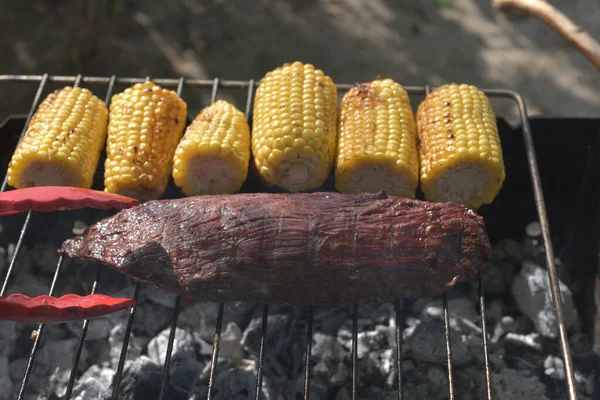 Skert Steak Machete est l'un des steaks les plus délicieux et insolites. Il est coupé dans le diaphragme. Cuisson du maïs — Photo