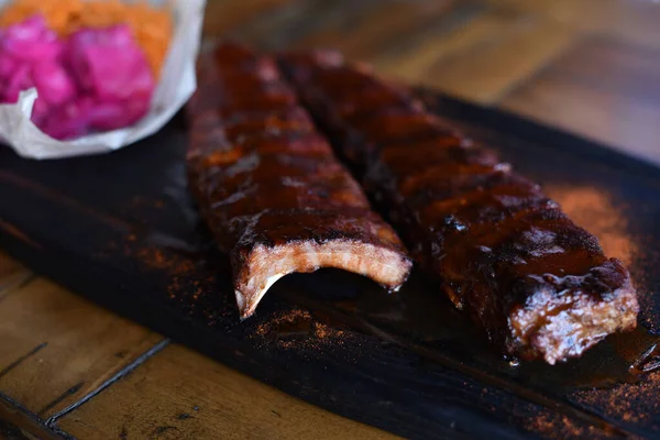 Lækker BBQ ribben, cole slaw og en tangy BBQ sauce - Stock-foto