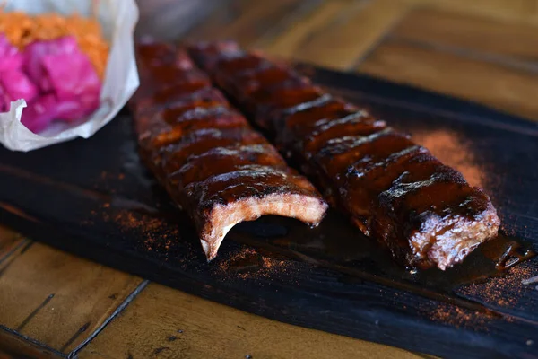 Delicious BBQ ribs, cole slaw and a tangy BBQ sauce — Stock Photo, Image