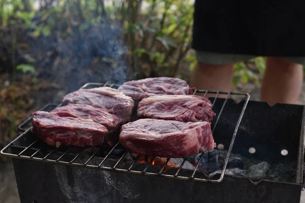 Bife Chuck Roll. rolo de pato grelhado Cozinhar carne por um cozinheiro profissional em uma fogueira ao ar livre . — Fotografia de Stock