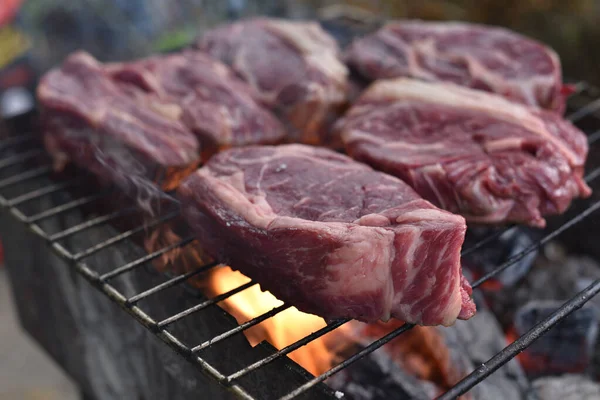 Chuck rollo de filete. rollo de pato a la parrilla Cocinar la carne de un cocinero profesional en una hoguera al aire libre . —  Fotos de Stock