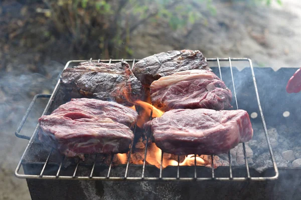 Chuck rotola bistecca. rotolo di mandrino alla griglia Cucinare la carne da un cuoco professionista in un falò all'aria aperta . — Foto Stock