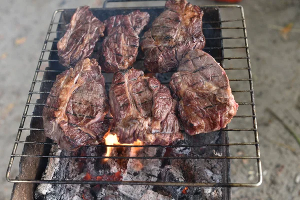 Chuck rollo de filete. rollo de pato a la parrilla Cocinar la carne de un cocinero profesional en una hoguera al aire libre . —  Fotos de Stock