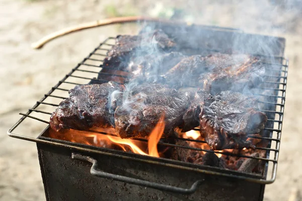 Chuck rollo de filete. rollo de pato a la parrilla Cocinar la carne de un cocinero profesional en una hoguera al aire libre . —  Fotos de Stock