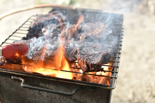 Bife Chuck Roll. rolo de pato grelhado Cozinhar carne por um cozinheiro profissional em uma fogueira ao ar livre . — Fotografia de Stock