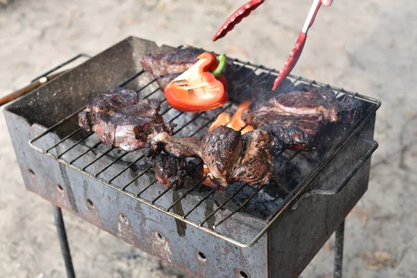 Chuck rotola bistecca. rotolo di mandrino alla griglia Cucinare la carne da un cuoco professionista in un falò all'aria aperta . — Foto Stock