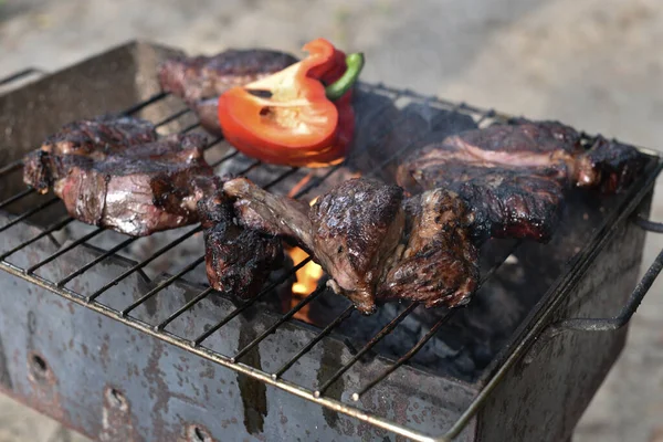 Chuck rotola bistecca. rotolo di mandrino alla griglia Cucinare la carne da un cuoco professionista in un falò all'aria aperta . — Foto Stock