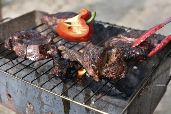 Chuck rotola bistecca. rotolo di mandrino alla griglia Cucinare la carne da un cuoco professionista in un falò all'aria aperta . — Foto Stock