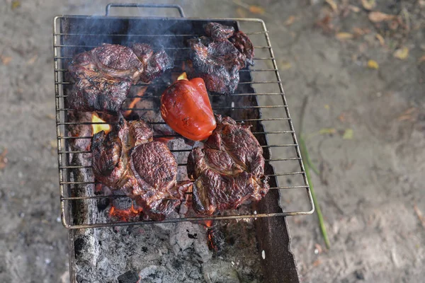 Chuck rotola bistecca. rotolo di mandrino alla griglia Cucinare la carne da un cuoco professionista in un falò all'aria aperta . — Foto Stock