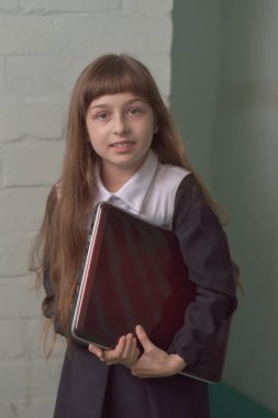 Dijital teknolojileri inceleyin. Çocuk ders için dizüstü bilgisayar taşıyor. Dijital ekipman konsepti. Eğitim ve dijital teknoloji.