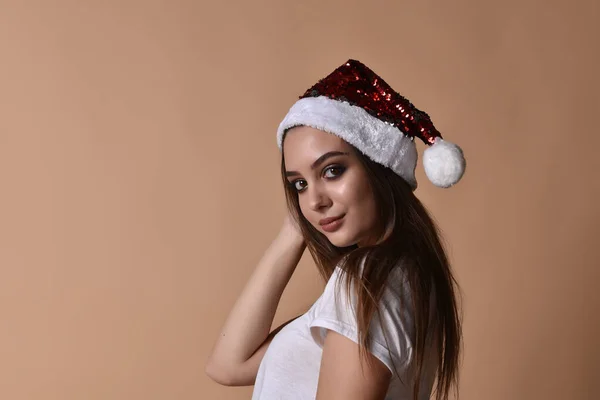 Piękna modelka nosi czapkę Mikołaja. dziewczyna w Santa kapelusz — Zdjęcie stockowe