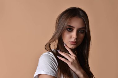 Dolgun doğal dudakları olan muhteşem bir esmer. Moda, güzellik, ışıltı.