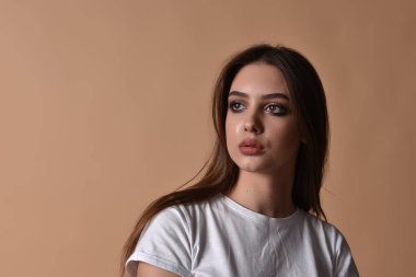 Dolgun doğal dudakları olan muhteşem bir esmer. Moda, güzellik, ışıltı.