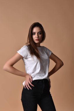 Dolgun doğal rujlu muhteşem bir esmer. Stüdyoda renkli filtrelerle çekilmiş bir model. Moda, güzellik, ışıltı.