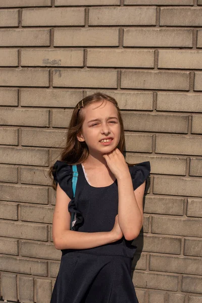 Menina bonita em vestido vintage posando ao ar livre — Fotografia de Stock