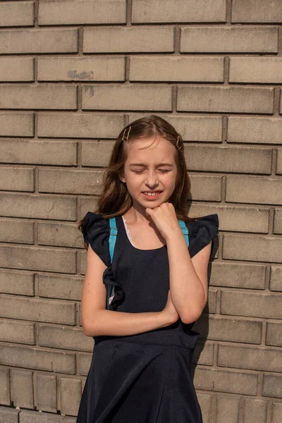 Belle jeune fille en robe vintage posant à l'extérieur — Photo