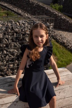 Açık havada poz vintage elbiseli güzel genç kız
