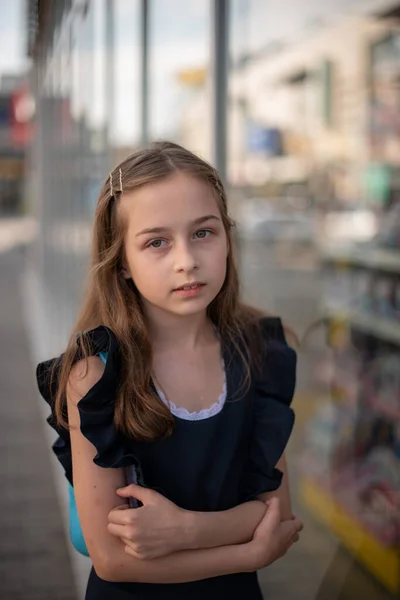 Mooi jong meisje in vintage jurk poseren buitenshuis — Stockfoto