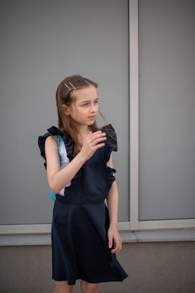 Krásná mladá dívka v vintage šaty pózuje venku — Stock fotografie