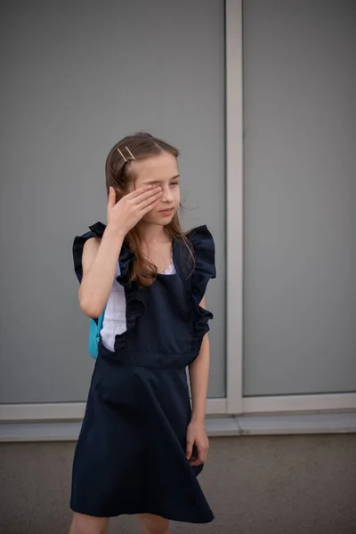 Menina bonita em vestido vintage posando ao ar livre — Fotografia de Stock