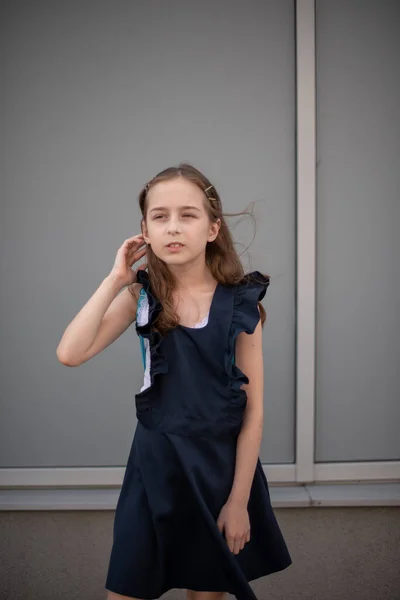 Красивая молодая девушка в винтажном платье позирует на открытом воздухе — стоковое фото
