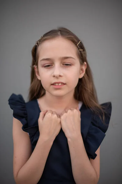 Hermosa joven en vestido vintage posando al aire libre — Foto de Stock