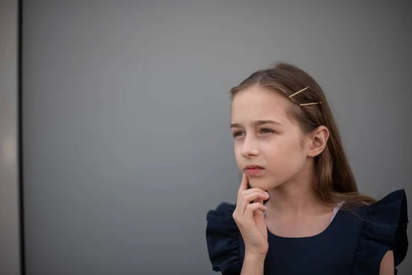 Menina bonita em vestido vintage posando ao ar livre — Fotografia de Stock