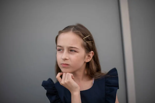 Menina bonita em vestido vintage posando ao ar livre — Fotografia de Stock