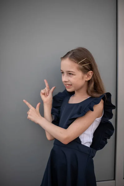 Menina bonita em vestido vintage posando ao ar livre — Fotografia de Stock