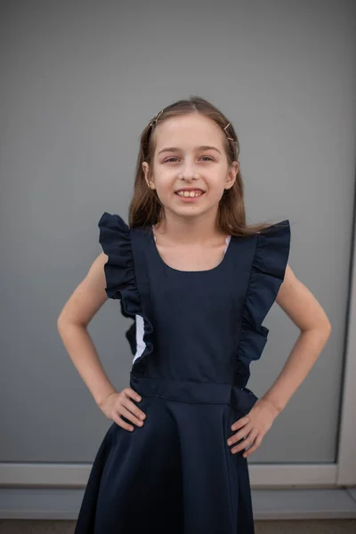 Menina bonita em vestido vintage posando ao ar livre — Fotografia de Stock