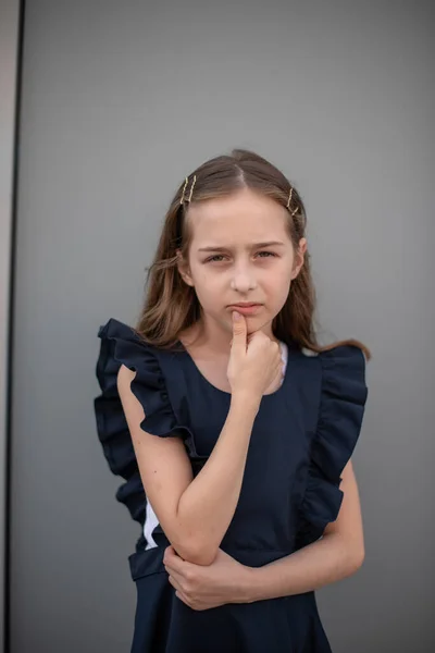 Hermosa joven en vestido vintage posando al aire libre — Foto de Stock