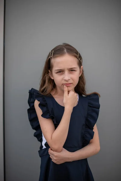 Schöne junge Mädchen in Vintage-Kleid posiert im Freien — Stockfoto