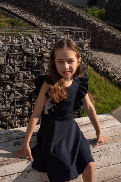 Açık havada poz vintage elbiseli güzel genç kız — Stok fotoğraf
